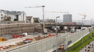 Baukräne stehen rund um die Elefantenbrücke, die Sindelfingen und Böblingen über die A81 verbindet.