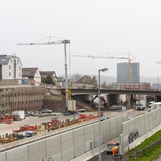 Baukräne stehen rund um die Elefantenbrücke, die Sindelfingen und Böblingen über die A81 verbindet.