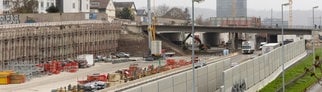 Baukräne stehen rund um die Elefantenbrücke, die Sindelfingen und Böblingen über die A81 verbindet.