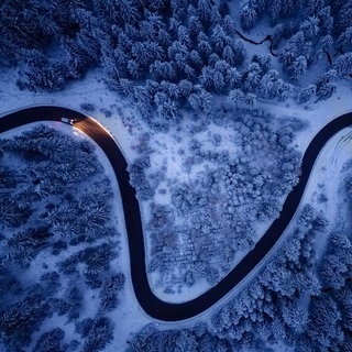 Drohnenaufnahme: Etwas Schnee liegt auf den Bäumen und Straßen in den Mittelgebirgen, hier hat sich der Winter schon bemerkbar gemacht.