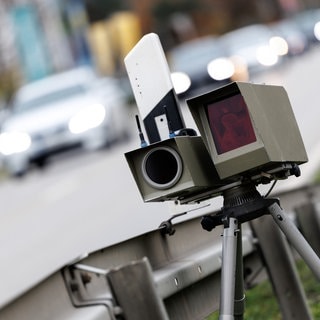 Ein mobiles Blitzgerät der Polizei steht am Rand einer Schnellstraße