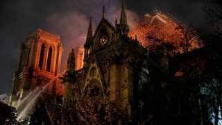 Die Nacht auf den 16. April 2019: Ein Großbrand zerstört Teile von Notre-Dame. Die Ursache ist bis heute unbekannt. Experten vermuten einen Kurzschluss.