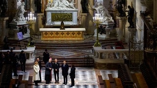 Präsident Emmanuel Macron (2.v.r) und seine Frau Brigitte Ende November im restaurierten Altarraum.