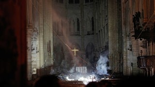 Der Morgen nach dem Unglück: Rauchende Trümmer liegen vor dem Altar der Kathedrale. Die intensive Hitze, fallende Trümmerstücke und Schutt haben eine Schicht von giftigem Bleistaub zurückgelassen.