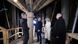 Erneuert wurden auch die verbrannten Stützbalken aus Holz, hoch oben in den Türmen.