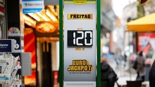 „120 Millionen Euro“ im Eurojackpot steht auf einer Tafel vor einer Lotto-Annahmestelle.