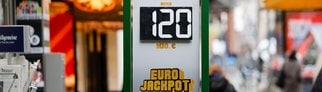 „120 Millionen Euro“ im Eurojackpot steht auf einer Tafel vor einer Lotto-Annahmestelle.