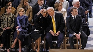 Viele Politikerinnen und Politiker nahmen an der Eröffnungsfeier der Notre Dame in Paris teil. Darunter auch der künftige US-Präsident Donald Trump, der sich hier mit der Ehefrau von Präsident Emmanuel Macron, Brigitte Macron, unterhält.