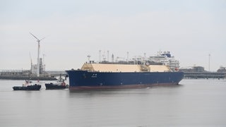 Sanktionen gegen Russland: Ein LNG-Tanker liegt in einem Hafen.