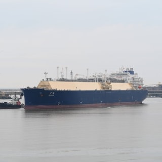 Sanktionen gegen Russland: Ein LNG-Tanker liegt in einem Hafen.