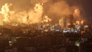 Flammen und Rauch steigen während nächtlicher israelischer Angriffe über Gebäuden im Gazastreifen auf.