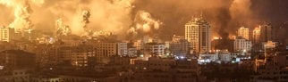 Flammen und Rauch steigen während nächtlicher israelischer Angriffe über Gebäuden im Gazastreifen auf.