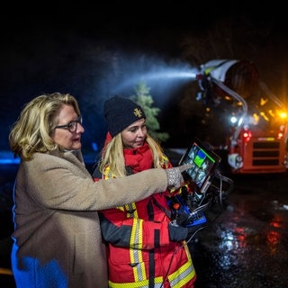 Entwicklungsministerin Svenja Schulze übergibt ein Hilfspaket für den Winter für die Menschen in der Ukraine.