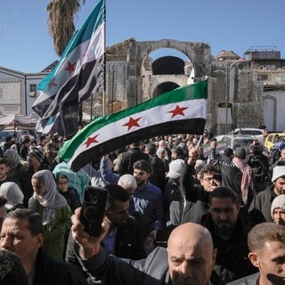 Gläubige gehen zum Freitagsgebet zur Umayyaden-Moschee in Damaskus.