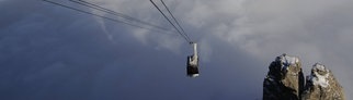 Schilthornbahn über einer Wolkendecke in den Berner Alpen.