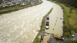 Nach einem Schiffsunfall auf der Mosel ist die Schleuse Müden kaputt. Jetzt hilft ein Kran bei der Not-Schleusung.