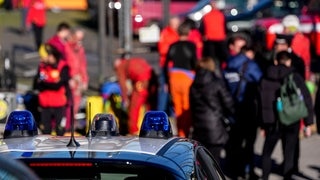 Retter versammeln sich an der Höhle von Bueno Fonteno in Norditalien.