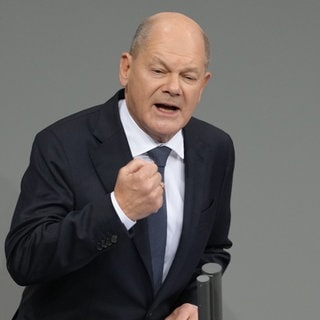 Olaf Scholz hält eine Rede im Bundestag.