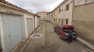 Aufnahme von Google Street View: Mann steht vor einem Kofferraum. Das Foto hat der Polizei in Spanien bei Mordermittlungen geholfen. Im Kofferraum liegt offenbar ein Leichensack.