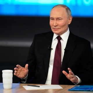 Der russische Präsident Wladimir Putin spricht während seiner jährlichen Pressekonferenz und Fernsehsprechstunde "Direkter Draht".