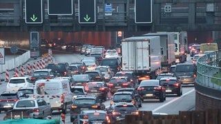 Stau auf der Autobahn: Rund um Weihnachten ist viel Verkehr auf den Straßen.