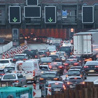 Stau auf der Autobahn: Rund um Weihnachten ist viel Verkehr auf den Straßen.