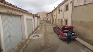 Aufnahme von Google Street View: Mann steht vor einem Kofferraum. Das Foto hat der Polizei in Spanien bei Mordermittlungen geholfen. Im Kofferraum liegt offenbar ein Leichensack.