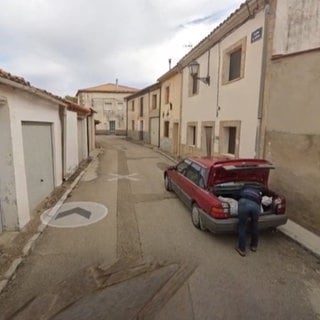 Aufnahme von Google Street View: Mann steht vor einem Kofferraum. Das Foto hat der Polizei in Spanien bei Mordermittlungen geholfen. Im Kofferraum liegt offenbar ein Leichensack.