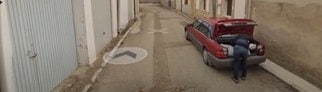 Aufnahme von Google Street View: Mann steht vor einem Kofferraum. Das Foto hat der Polizei in Spanien bei Mordermittlungen geholfen. Im Kofferraum liegt offenbar ein Leichensack.