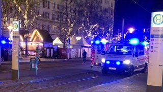 Einsatzkräfte von Rettungsdiensten sindnach dem Anschlag auf dem Weihnachtsmarkt in Magdeburg vor Ort.