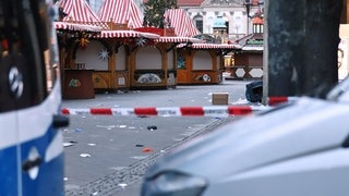 Der Weihnachtsmarkt in Magdeburg am Morgen nach dem Anschlag: Ein Auto war in die Menschen gefahren.