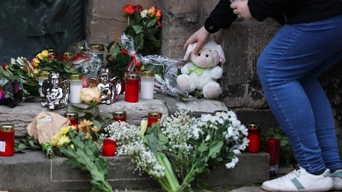 Blumen, Kerzen und Kuscheltiere auf dem Weihnachtsmarkt in Magdeburg für die Opfer des Anschlags