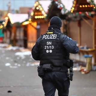 Polizist auf dem Weihnachtsmarkt in Magdeburg nach dem tödlichen Angriff mit einem Auto