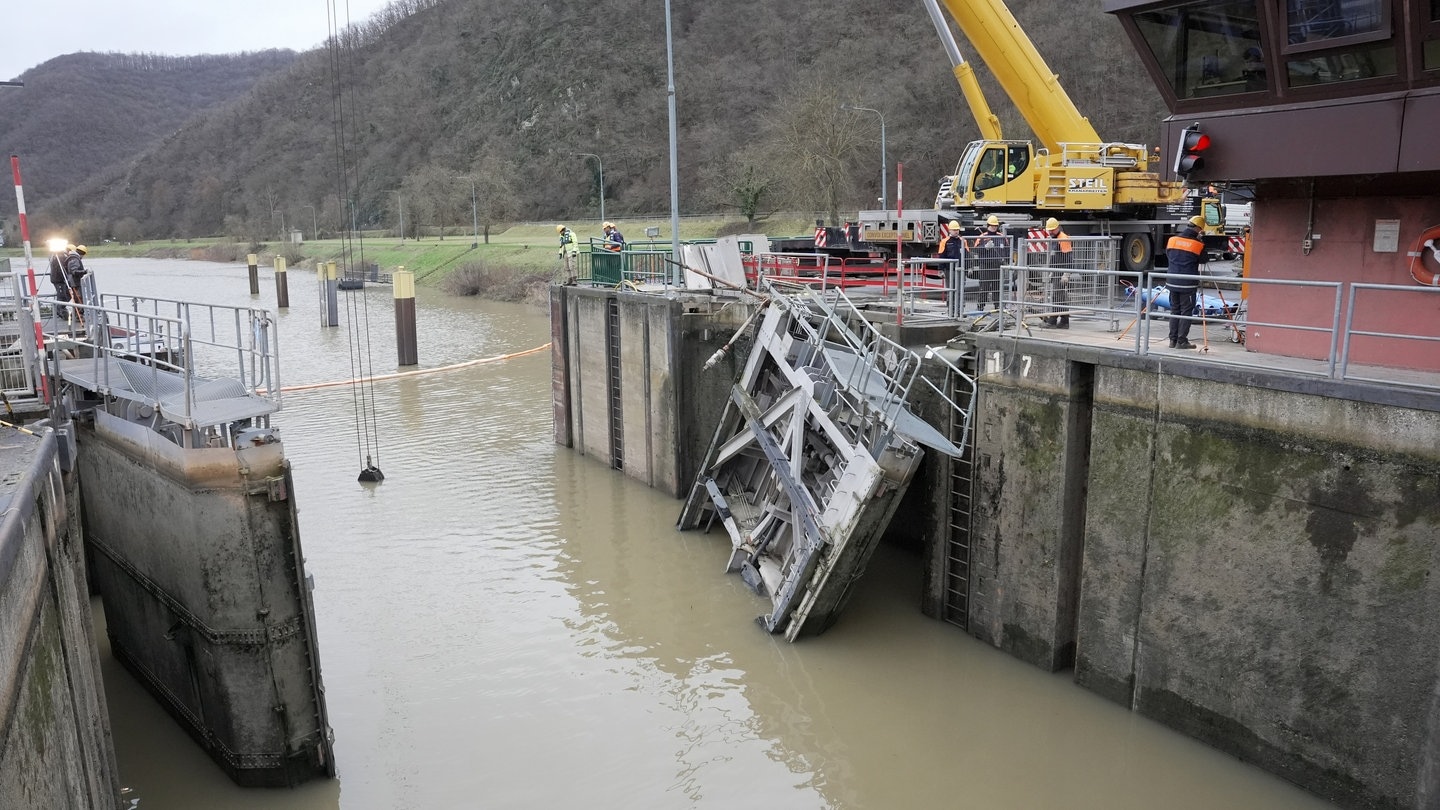 Mitarbeiter des Wasser-und Schifffahrtsamtes haben begonnen, die Schleuse in Müden zu reparieren.