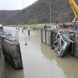 Mitarbeiter des Wasser-und Schifffahrtsamtes haben begonnen, die Schleuse in Müden zu reparieren.