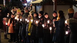 Menschenkette zum Gedenken an die Opfer und Betroffenen des Anschlags auf dem Magdeburger Weihnachtsmarkt.