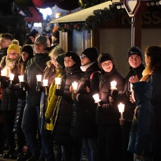 Menschenkette zum Gedenken an die Opfer und Betroffenen des Anschlags auf dem Magdeburger Weihnachtsmarkt.