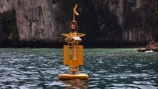 Eine Boje eines Tsunami-Frühwarnsystems bei Ko Phi Phi Island, Phuket, Thailand