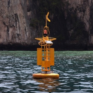 Eine Boje eines Tsunami-Frühwarnsystems bei Ko Phi Phi Island, Phuket, Thailand