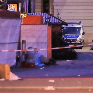 Ein Polizeiauto steht am Rande des nach einem Anschlag abgesperrten Weihnachtsmarkts in Magdeburg