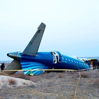 Auf diesem von der Verwaltung der Region Mangghystau veröffentlichten Videostandbild liegt ein Teil einer Embraer 190 von Azerbaijan Airlines in der Nähe des Flughafens von Aktau. Ein Passagierflugzeug aus Aserbaidschan ist am 25.12.2024 nahe der Stadt Aktau in Kasachstan abgestürzt.