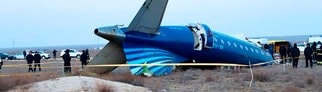 Auf diesem von der Verwaltung der Region Mangghystau veröffentlichten Videostandbild liegt ein Teil einer Embraer 190 von Azerbaijan Airlines in der Nähe des Flughafens von Aktau. Ein Passagierflugzeug aus Aserbaidschan ist am 25.12.2024 nahe der Stadt Aktau in Kasachstan abgestürzt.