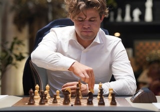 Magnus Carlsen, Nummer 1 der FIDE-Schach-Weltrangliste, schaut auf ein Schachbrett