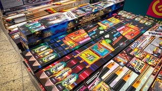 Feuerwerk wird an Silvester im Supermarkt verkauft