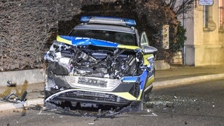 Ein von einem Bagger demolierter Streifenwaggen in Tauberbischofsheim.