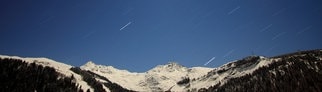 Man sieht einen Regen von Sternschnuppen am Nachthimmel.