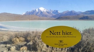 Ein „Nett hier“-Aufkleber vor einem See in Chile