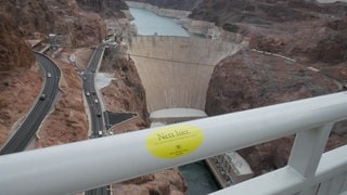 Ein „Nett hier“-Aufkleber klebt an einem Geländer am Hoover-Staudamm an der Grenze zwischen Nevada und Arizona in den USA.