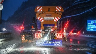 Spiegelglatte Straßen, Schnee oder Eisregen sorgen für Probleme auf der Straße