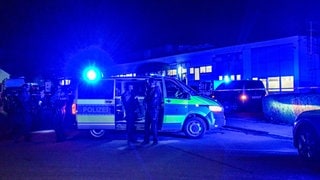 Polizisten sind nahe einer Maschinenbaufirma in Bad Friedrichshall im Einsatz. Bei Schüssen sind zwei Personen getötet worden.